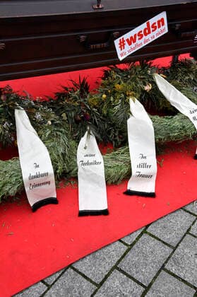Mahnwache zur Rettung der Veranstaltungswirtschaft vom Aktionsbündnis Alarmstufe Dunkelrot am Brandenburger Tor. Berlin, 09.12.2020