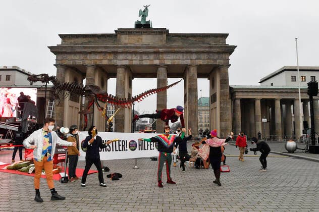 Mahnwache zur Rettung der Veranstaltungswirtschaft vom Aktionsbündnis Alarmstufe Dunkelrot am Brandenburger Tor. Berlin, 09.12.2020