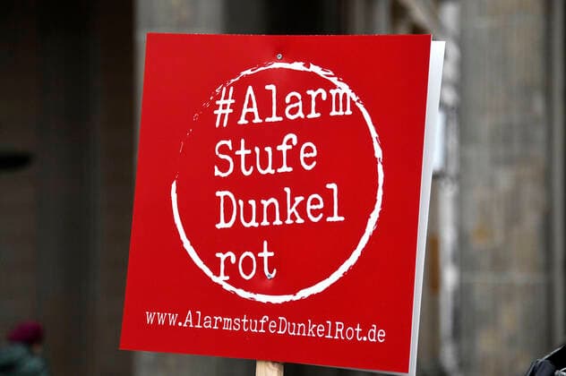 Mahnwache zur Rettung der Veranstaltungswirtschaft vom Aktionsbündnis Alarmstufe Dunkelrot am Brandenburger Tor. Berlin, 09.12.2020
