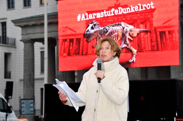 Marion Kracht bei der Mahnwache zur Rettung der Veranstaltungswirtschaft vom Aktionsbündnis Alarmstufe Dunkelrot am Brandenburger Tor. Berlin, 09.12.2020