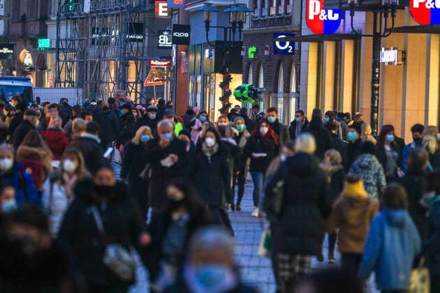 DEU, Deutschland, Nordrhein-Westfalen, Münster, 09.12.2020: Weihnachtlich beleuchtete Hauser in der Fußgängerzone Ludgeristraße. Wegen der Corona Pandemie gelten in der Innenstadt von Münster Abstandsregeln und eine Maskenpflicht. Da in diesem Advent keine Weihnachtsmärkte stattfinden sind nur wenige Menschen in der Innenstadt unterwegs.