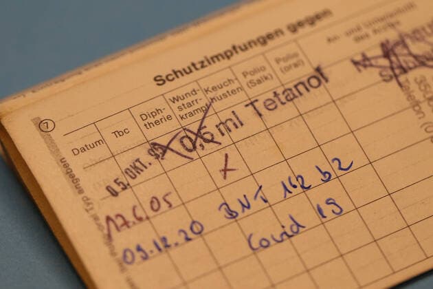 Marburg, Deutschland 09. Dezember 2020: In einem Impfbuch Impfpass ist eine Impfung gegen Covid 19 eingetragen, Hessen Copyright: xFotostandx
