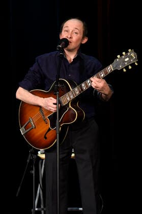 John Brunton beim digitalen Feierabend mit dem Duo Hiraeth im Kleinen Theater Haar. Haar, 09.12.2020