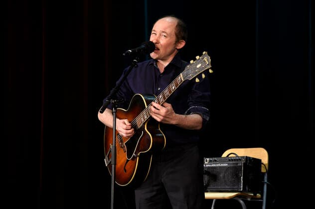 John Brunton beim digitalen Feierabend mit dem Duo Hiraeth im Kleinen Theater Haar. Haar, 09.12.2020