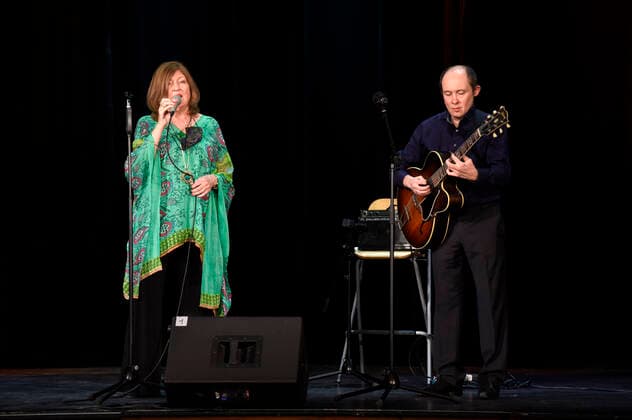 Tricia Leonard und John Brunton beim digitalen Feierabend mit dem Duo Hiraeth im Kleinen Theater Haar. Haar, 09.12.2020