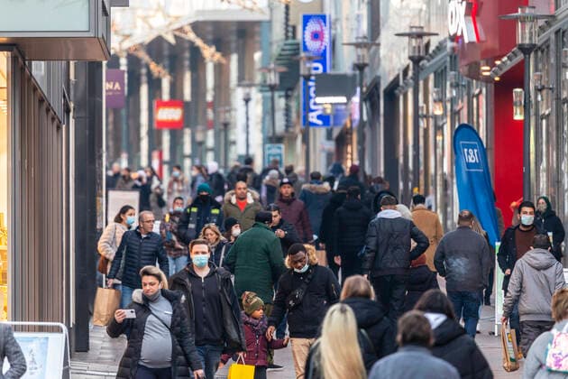 Fußgängerzone Limbecker Straße zur Vorweihnachtszeit in Essen während der Coronavirus-Pandemie