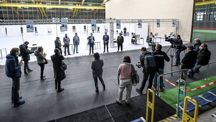 10.12.2020, xpsx, Lokal Hanau Covid-19 Corona Impfzentrum v.l. Impfnachstellung Impfstoff Impfen August Schaertner Halle Pressekonferenz PK, Hanau Hessen Deutschland (DEU) August Schaertner Halle