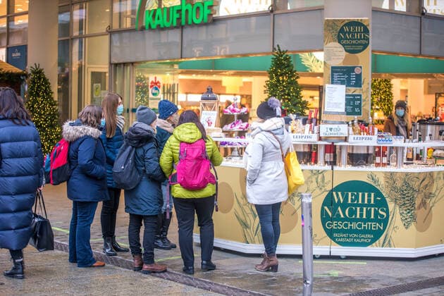 Viele Menschen nutzen die letzte Gelegenheit in der Leipziger Innenstadt Weihnachtseinkäufe zu erledigen. Ab 14. Dezember 2020 gilt in Sachsen ein verschärfter Lockdown mit Ausgangsbeschränkungen, Schließung von Geschäften etc. Vor Weihnachten ist dies eine Katastrophe für den Handel.