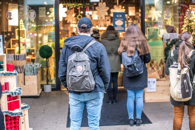 Viele Menschen nutzen die letzte Gelegenheit in der Leipziger Innenstadt Weihnachtseinkäufe zu erledigen. Ab 14. Dezember 2020 gilt in Sachsen ein verschärfter Lockdown mit Ausgangsbeschränkungen, Schließung von Geschäften etc. Vor Weihnachten ist dies eine Katastrophe für den Handel.