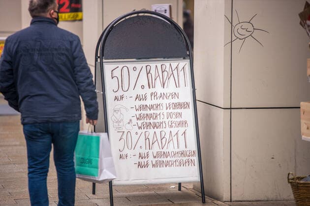 Viele Menschen nutzen die letzte Gelegenheit in der Leipziger Innenstadt Weihnachtseinkäufe zu erledigen. Ab 14. Dezember 2020 gilt in Sachsen ein verschärfter Lockdown mit Ausgangsbeschränkungen, Schließung von Geschäften etc. Vor Weihnachten ist dies eine Katastrophe für den Handel. Einige Händler locken mit massiven Rabatten.