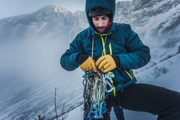 IMAGO Creative: Alternativer Wintersport A man sorts through rock and ice climbing gear during a winter climb Millinocket, ME, United States CR_BRDO201208-582130-01 ,model released, Symbolfoto