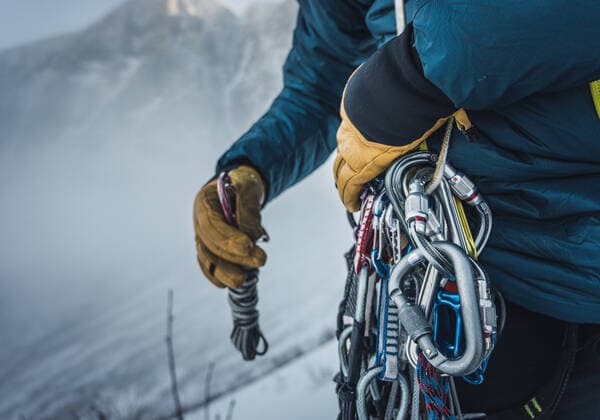 IMAGO Creative: Alternativer Wintersport A man sorts through rock and ice climbing gear during a winter climb Millinocket, ME, United States CR_BRDO201208-582133-01 ,model released, Symbolfoto