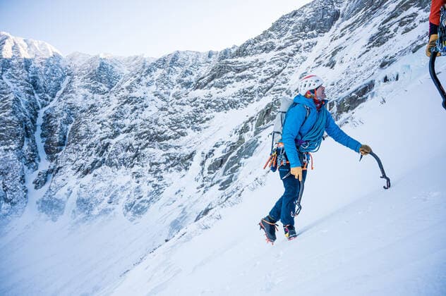 IMAGO Creative: Alternativer Wintersport Male alpine climber ascends a steep section of snow, mountains behind Millinocket, ME, United States CR_BRDO201208-582155-01 ,model released, Symbolfoto