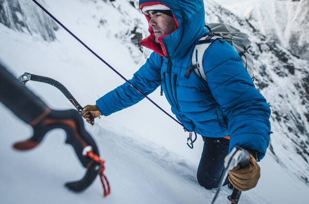 IMAGO Creative: Sport Dichotomien - Land und Wasser IMAGO Creative: Alternativer Wintersport An alpine climber being belayed up a steep section of snow Millinocket, ME, United States CR_BRDO201208-582208-01 ,model released, Symbolfoto