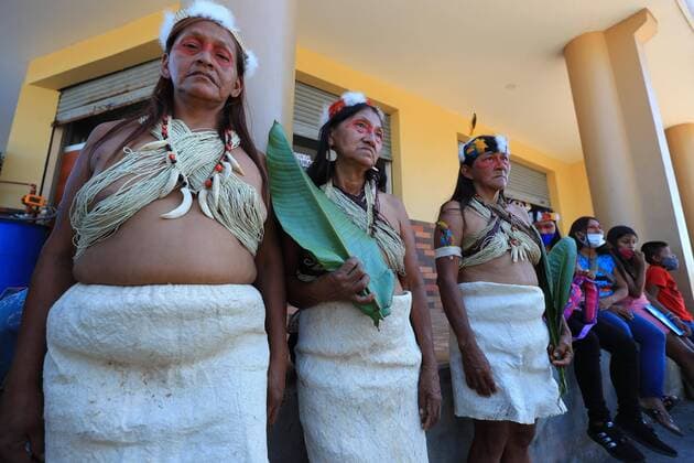 Indigenous members of Miwaguno Community pose outside the Judiciary Council after filing a lawsuit against chinese oil Company Petroriental, in Francisco de Orellana, Ecuador, 10 December 2020. Members of the Miwaguno Community in the Amazon region of Ecuador filed this Thursday an unprecedented lawsuit against Petroriental, for damages that have caused climate change in their environment of the Yasuni natural reserve. Ecuadorian indigenous community sues Chinese oil company for climate change !ACHTUNG: NUR REDAKTIONELLE NUTZUNG!  Copyright: xJosexJacomex AME4306 20201210-637432315811356946
