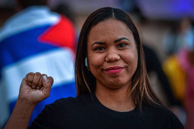 Cuban activist Dianelis Salazar raises her solidarity arm during an act of support for the San Isidro Movement of Cuba in Miami, Florida, USA, 10 December 2020. San Isidro we are all and the tyranny is in check were the most chanted slogans in an act in support of the movement of Cuban opposition artists who have lit the flame of freedom in Cuba held this Thursday in Miami on the occasion of the International Human Rights Day. EFE Giorgio Viera We are all San Isidro, shout Cubans concentrated in Miami !ACHTUNG: NUR REDAKTIONELLE NUTZUNG!  Copyright: xGiorgioxVierax USA6068 20201211-637432531648192481
