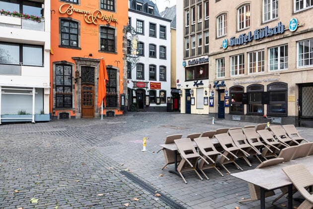 Geschlossene Gastronomie am Heumarkt in Köln, wenig Passanten während des Lockdowns aufgrund der Coronavirus-Pandemie