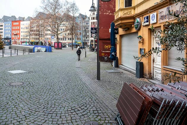Geschlossene Gastronomie am Alter Markt in Köln, wenig Passanten während des Lockdowns aufgrund der Coronavirus-Pandemie