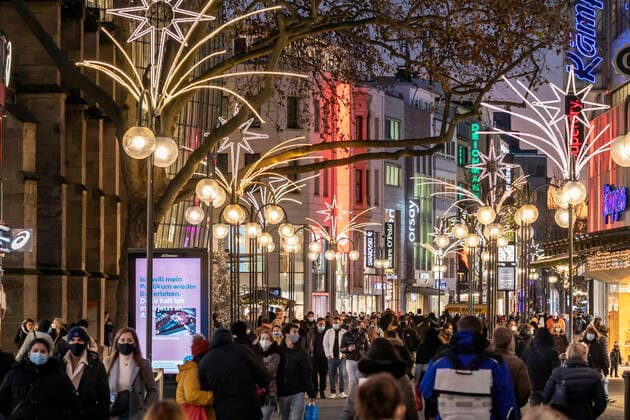 Vorweihnachtszeit in der Schildergasse in Köln, buntes Treiben in der Adventszeit