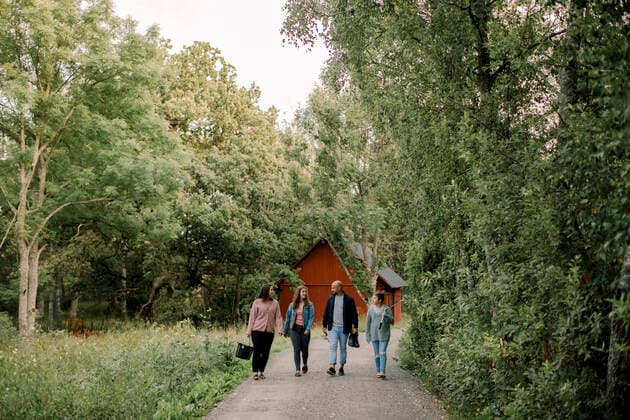 Parents with daughters walking on footpath during vacations, MA82712, Sweden, Stockholm Archipelago, model released Copyright: xMaskotx