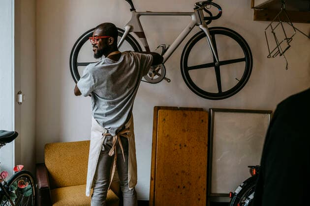 IMAGO Creative: Kreative Renaissance -- der junge Entrepreneur Rear view of male owner repairing bicycle in workshop, MA82934, Germany, Berlin, model released, property released Copyright: xMaskotx
