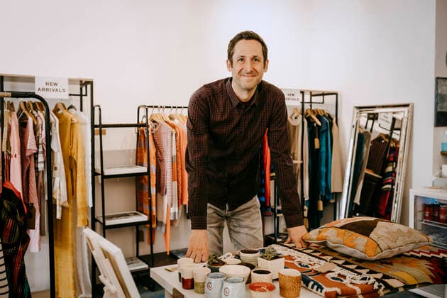 IMAGO Creative: Kreative Renaissance -- der junge Entrepreneur Portrait of smiling male owner standing in clothing store, MA82953, Germany, Berlin, model released, property released Copyright: xMaskotx