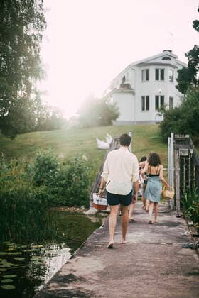 IMAGO Creative: Landleben - Alfresco, Draußen Rear view of family and friends walking towards house during summer, MA83040, Sweden, Stockholm, model released, property released Copyright: xMaskotx