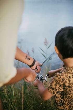 IMAGO Creative, Jahreszeit Sommer, Sommerferien Cropped hand of father and daughter fishing in lake during summer, MA83054, Sweden, Stockholm, model released Copyright: xMaskotx