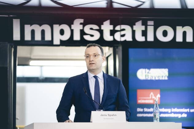 News Bilder des Tages Bundesgesundheitsminister Jens Spahn (CDU) im Rahmen einer Pressekonferenz im Impfzentrum im Messezentrum in Nuernberg, 11.12.2020. NâˆöÂºrnberg Deutschland *** Federal Minister of Health Jens Spahn CDU during a press conference at the vaccination centre in the Nuremberg Exhibition Centre, 11 12 2020 NâˆöÂºrnberg Germany Copyright: xXanderxHeinl photothek.dex