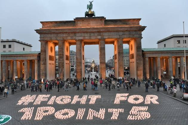 News Bilder des Tages Mit einer Lichteraktion vor dem Brandenburger Tor in Berlin haben am Freitag (11.12.2020) Klimaaktivisten fuer verstaerkte Anstrengungen gegen die Erderwaermung geworben. Dabei formten mehr als 2.000 Kerzen den Spruch Fight for 1 point 5 , eine Aufforderung fuer die Einhaltung des 1,5-Grad-Ziels zu kaempfen. Mit der Aktion erinnerte die Initiative Fridays for Future in Berlin und in zahlreichen anderen Staedten in Deutschland sowie weltweit an das auf den Tag genau vor fuenf Jahren unterzeichnete Pariser Klimaabkommen. Darin haben sich die 195 Unterzeichner-Staaten dazu verpflichtet, die Klimaerwaermung auf deutlich unter zwei Grad, wenn moeglich auf 1,5 Grad zu begrenzen. (Siehe epd-Meldung vom 10.11.2020) Lichteraktion fuer mehr Klimasch Copyright: epd-bild ChristianxDitsch EDITORIAL USE ONLY