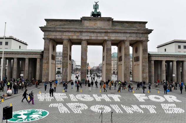 Fridays for Future Lichteraktion unter dem Motto FightFor1Point5 am Brandenburger Tor. Berlin, 11.12.2020