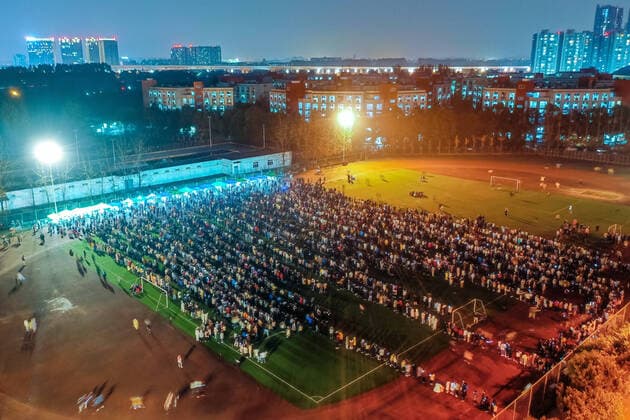 News Bilder des Tages (201211) -- CHENGDU, Dec. 11, 2020 () -- Aerial photo taken on Dec. 11, 2020 shows students waiting in lines for nucleic acid tests at the Xihua University in Pidu District of Chengdu, southwest China s Sichuan Province. Southwest China s Chengdu launched a nucleic acid testing drive Friday, offering free tests to all residents in the city s Pidu District, where several new COVID-19 cases have emerged since earlier this week. The district s COVID-19 prevention and control headquarters said the drive started at 6 p.m., with testing expenses covered by the district government. () CHINA-CHENGDU-COVID-19-TEST (CN) Xinhua 