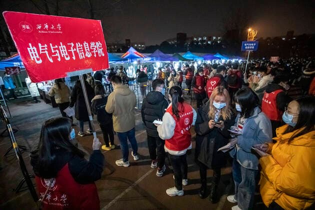 (201212) -- CHENGDU, Dec. 12, 2020 -- Students wait in lines for nucleic acid tests at the Xihua University in Pidu District of Chengdu, southwest China s Sichuan Province, Dec. 11, 2020. Southwest China s Chengdu launched a nucleic acid testing drive Friday, offering free tests to all residents in the city s Pidu District, where several new COVID-19 cases have emerged since earlier this week. The district s COVID-19 prevention and control headquarters said the drive started at 6 p.m., with testing expenses covered by the district government. ) CHINA-CHENGDU-COVID-19-TEST (CN) ShenxBohan 