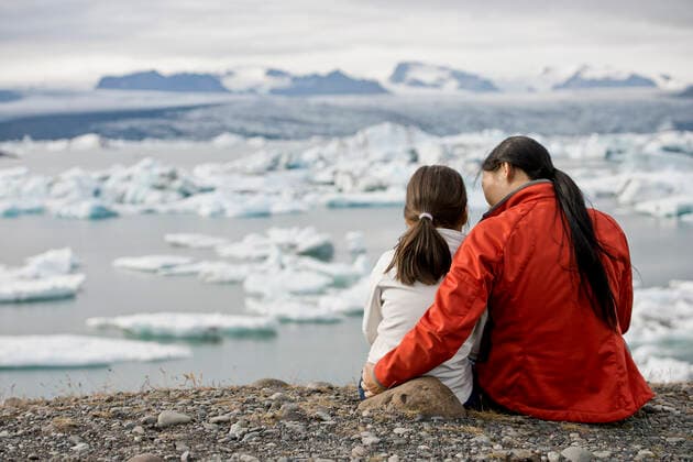 IMAGO Creative: Klimawandel - Steigende Temperaturen Mother and daughter looking at glacier lagoon in Iceland Höfn, Iceland CR_THHE201210A-589986-01 ,model released, Symbolfoto