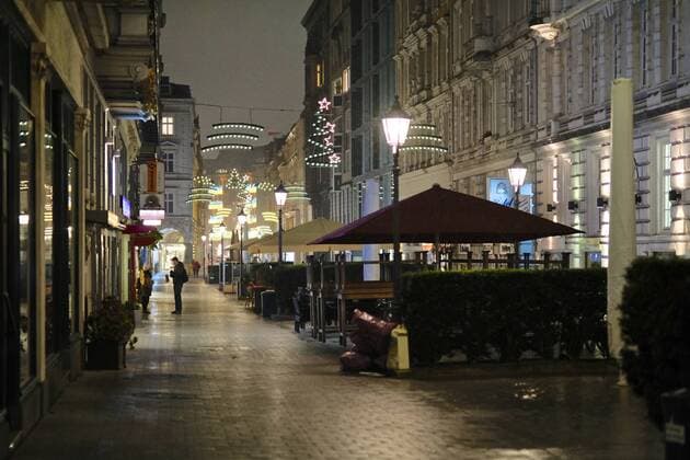 Hamburg, 10.12.2020 Blick am Abend vom Stephansplatz in die fast menschenleeren Colonnaden. Fußgängerzone. Weihnachtsbeleuchtung. Corona-Pandemie Hamburg Deutschland