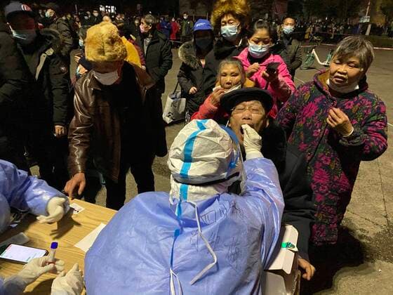 CHENGDU, CHINA - DECEMBER 11: People queue up for nucleic acid testing at a temporary COVID-19 testing centre on December 11, 2020 in Chengdu, Sichuan Province of China.  Copyright: xVCGx CFP111310192076