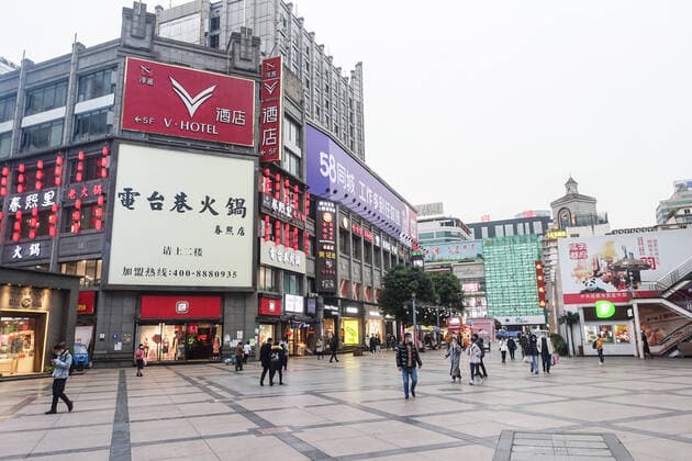 CHENGDU, CHINA - DECEMBER 10: People wearing face masks visit Chunxi Road, the busiest commercial pedestrian Street in Chengdu, on December 10, 2020 in Chengdu, Sichuan Province of China.  Copyright: xVCGx CFP111310100692