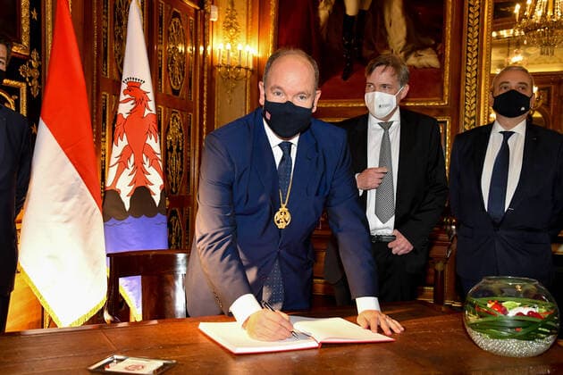 Entertainment Themen der Woche KW50 Entertainment Bilder des Tages Fürst Albert II. von Monaco erhält Golden Eagle Auszeichnung in Nizza HSH Prince Albert of Monaco and Christian Estrosi, Mayor of Nice, receive the Golden Eagle, main distinction of Aigla Nissarda, as part of the promotion of the 160th anniversary of the Union of the Count of Nice to France. Francois Daure, S.A.S. Le Prince Albert de Monaco et Christian Estrosi - Remise de l Aigla Nissarda a S.A.S. Le Prince Albert de Monaco et a Christian Estrosi, Maire de Nice, Villa Massena a Nice. S.A.S. Le Prince Albert de Monaco, et Christian Estrosi, Maire de Nice, recoivent l Aigle d?Or, principale distinction de l Aigla Nissarda, dans le cadre de la promotion du 160eme anniversaire de l Union du Comte de Nice a la France. L ordre de l Aigla Nissarda a ete cree en 1962 par Leon Barety, ancien Ministre, depute des Al  Copyright: xL.Urmanx xStarfacex STAR_262957_060