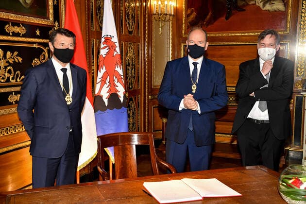 Fürst Albert II. von Monaco erhält Golden Eagle Auszeichnung in Nizza HSH Prince Albert of Monaco and Christian Estrosi, Mayor of Nice, receive the Golden Eagle, main distinction of Aigla Nissarda, as part of the promotion of the 160th anniversary of the Union of the Count of Nice to France. Francois Daure, S.A.S. Le Prince Albert de Monaco et Christian Estrosi - Remise de l Aigla Nissarda a S.A.S. Le Prince Albert de Monaco et a Christian Estrosi, Maire de Nice, Villa Massena a Nice. S.A.S. Le Prince Albert de Monaco, et Christian Estrosi, Maire de Nice, recoivent l Aigle d?Or, principale distinction de l Aigla Nissarda, dans le cadre de la promotion du 160eme anniversaire de l Union du Comte de Nice a la France. L ordre de l Aigla Nissarda a ete cree en 1962 par Leon Barety, ancien Ministre, depute des Al Copyright: xL.Urmanx xStarfacex STAR_262957_070