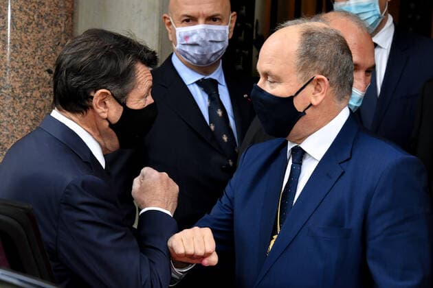 Fürst Albert II. von Monaco erhält Golden Eagle Auszeichnung in Nizza HSH Prince Albert of Monaco and Christian Estrosi, Mayor of Nice, receive the Golden Eagle, main distinction of Aigla Nissarda, as part of the promotion of the 160th anniversary of the Union of the Count of Nice to France. Remise de l Aigla Nissarda a S.A.S. Le Prince Albert de Monaco et a Christian Estrosi, Maire de Nice, Villa Massena a Nice. S.A.S. Le Prince Albert de Monaco, et Christian Estrosi, Maire de Nice, recoivent l Aigle d?Or, principale distinction de l Aigla Nissarda, dans le cadre de la promotion du 160eme anniversaire de l Union du Comte de Nice a la France. L ordre de l Aigla Nissarda a ete cree en 1962 par Leon Barety, ancien Ministre, depute des Alpes-Maritimes, afin de mettre a l honneur des personnes attachees a Nice, Copyright: xL.Urmanx xStarfacex STAR_262957_104
