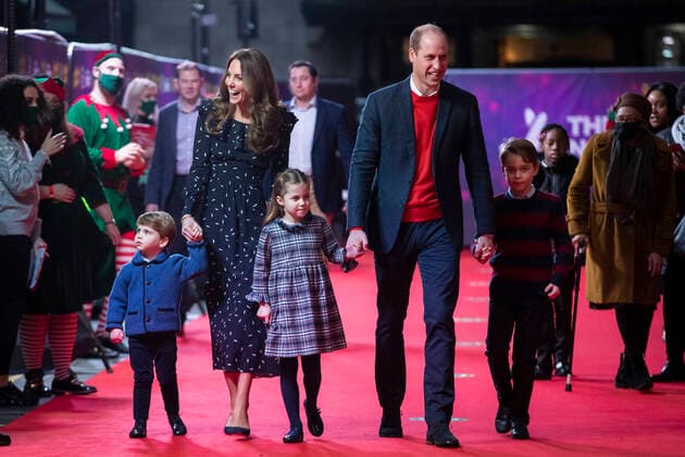 Bilder des Jahres 2020, Entertainment 12 Dezember Entertainment Themen der Woche KW50 Entertainment Bilder des Tages Prinz William und Herzogin Kate besuchen mit ihren Kindern Pantomime Vorstellung in London . 11 12 2020. London, United Kingdom. Prince William and Kate Middleton, The Duke and Duchess of Cambridge, with their children, Prince Louis, Princess Charlotte and Prince George at a special pantomime performance at the London Palladium ,hosted by The National Lottery, to thank key workers and their families for their efforts throughout the pandemic.  xPoolx xi-Imagesx IIM-21905-0002