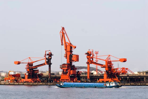 IMAGO Creative: Business, Inflation und Lieferketten Industrial Cranes at Port Shanghai,China,Industrial Cranes at Port  Industrial Cranes at Port