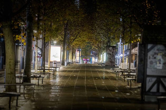 Die Stuttgarter City ist menschenleer. Aufgrund der verschärften Ausgangsbeschränkungen ist am Wochenende niemand mehr ab 20 Uhr unterwegs. Stuttgart-Mitte Copyright: xSimonxAdomatx
