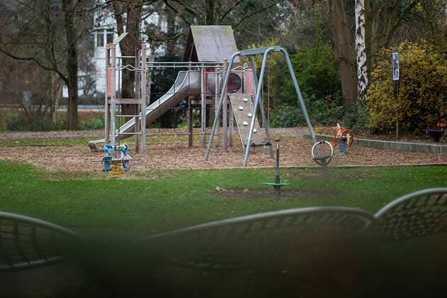 Coronavirus in der Weihnachtszeit Herford, Deutschland 12.12.2020 - Coronavirus in der Weihnachtszeit: Ein leerer Spielplatz ohne Kinder ist in Zeiten der Corona-Pandemie der gängigste Anblick. Foto: Wedel Kirchner-Media Herford Nordrhein-Westfalen Deutschland Copyright: xWedel Kirchner-Mediax