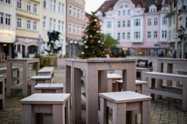 Coronavirus in der Weihnachtszeit Herford, Deutschland 12.12.2020 - Coronavirus in der Weihnachtszeit: Weihnachtsdekoration in Einkaufsstraßen fehlt auch in Zeiten der Corona-Pandemie nicht, ein Weihnachtsmarkt ist trotzdem nicht machbar, auch die normale Gastronomie bleibt weitgehend geschlossen. Foto: Wedel Kirchner-Media Herford Nordrhein-Westfalen Deutschland Copyright: xWedel Kirchner-Mediax