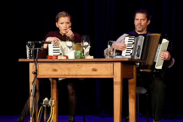 Bilder des Jahres 2020, Entertainment 12 Dezember Entertainment Themen der Woche KW50 Amelie Magdeburg und Andreas Bittl bei der musikalischen Lesung A Weihnachtsgschicht nach Charles Dickens von und mit Liesl Weapon und Andreas Bittl im Kleinen Theater Haar Digital. Haar, 11.12.2020 *** Amelie Magdeburg and Andreas Bittl at the musical reading A Weihnachtsgschicht after Charles Dickens by and with Liesl Weapon and Andreas Bittl at the Kleines Theater Haar Digital Haar, 11 12 2020 Foto:xS.xAdamx xFuturexImage