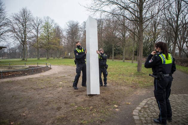 Bilder des Jahres 2020, News 12 Dezember News Themen der Woche KW50 News Bilder des Tages Mysteriöser Monolith - In Hamburg aufgestellt - Polizei macht kurzen Prozess 12.12.20 - Hamburg: Auf der ganzen Welt wurden mysteriöser Monolithen aufgestellt. Von wen oder was ist unklar. Vermutungen gehen von Alians bis zum Werbetrick für eine Netflixserie. In Hamburg wurde jetzt ein Monolith in Harburg aufgestellt. In der Parkanlage Schwarzenberg stand die Säule plötzlich. Vermutlich wurde sie über Nacht aufgestellt. Die Polizei, die auf die kipplige Säule aufmerksam wurde, musste die Gefahr beseitigen und kippte diese mit Muskelkraft um. Hamburg Schwarzenberg Hamburg Deutschland *** Mysterious monolith set up in Hamburg Police makes short work of it 12 12 20 Hamburg Mysterious monoliths have been set up all over the world Who Copyright: xSebastianxPetersx