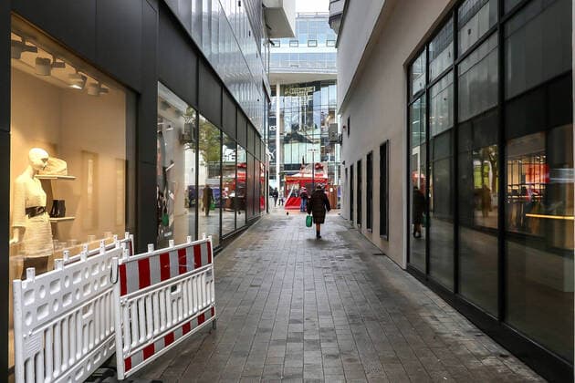 Westenhellweg Einkaufen Coronaauflagen 2020.12.12 Dortmund, Samstag Einkaufen, auf dem Westenhellweg, Fußgängerzone, unter strengen Coronaauflagen. Ab Montag den 14.12. soll es wieder einen strengen Lockdown in NRW geben. Dortmund NRW Germany