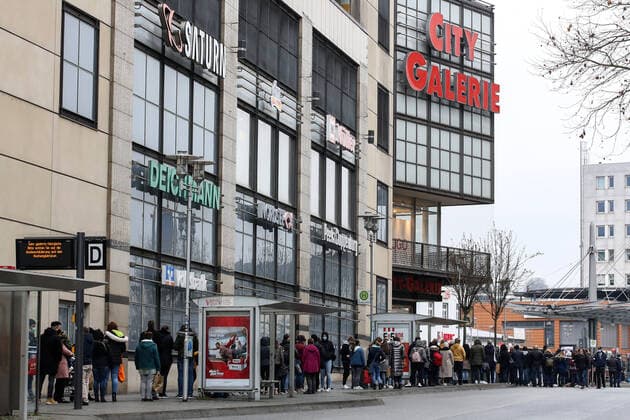 Kommt der Harte Lockdown ? Am fruehen Nachmittag hat sich eine lange Schlange an der City Galerie gebildet, die Menschen warten auf den Einlass Weihnachtsshopping am 12.12.2020 in Siegen Deutschland. ACHTUNG: ERKENNBARE PERSONEN SIND UNKENNTLICH ZU MACHEN