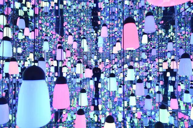 Bilder des Jahres 2020, News 12 Dezember News Themen der Woche KW50 News Bilder des Tages CHONGQING, CHINA - DECEMBER 11: People visit a light installation during Yuelai International Consumption Festival at Chongqing International Expo Center on December 11, 2020 in Chongqing, China.  Copyright: xVCGx CFP111310196613